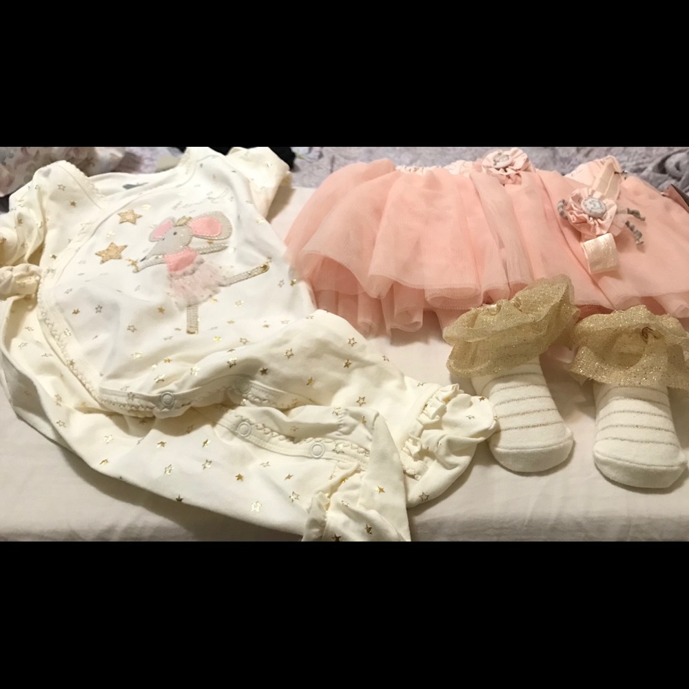 Girl sleeper, skirt, headpc & booties sz 3-6 mnts